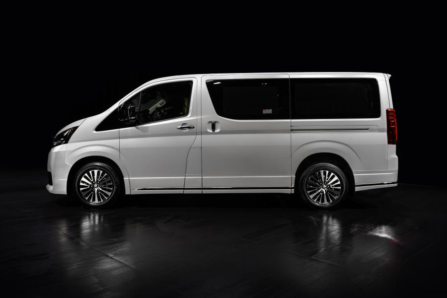  Toyota Hiace VIP 2019 года  (RU) (фото 4 из 7)